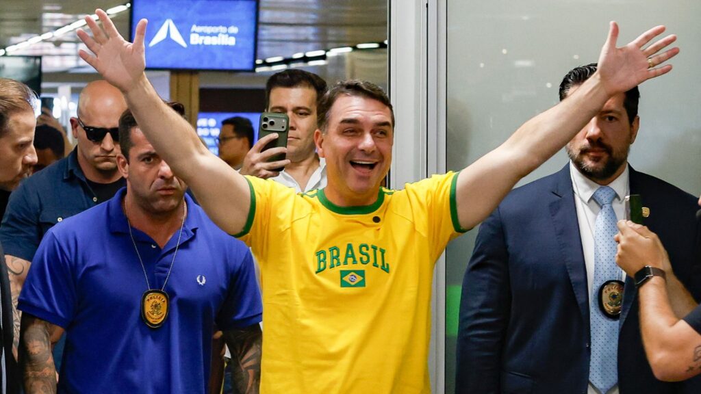 Flávio Bolsonaro é esperado no São João de Cruz das Almas após convite do prefeito